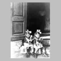 051-0065  Die Zwillinge Gisela und Dorothea Neumann vor dem Eingang zum Kolonialwarenladen..JPG